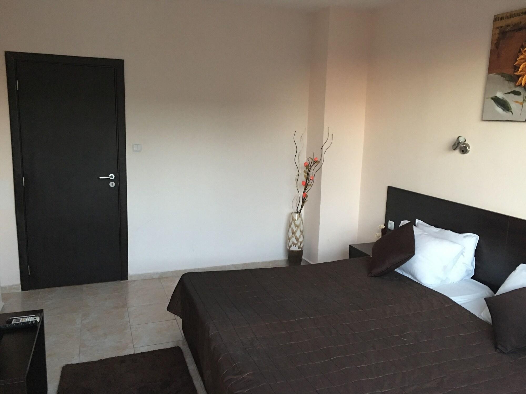 Beach Aparthotel Salt Lake Pomorie Bagian luar foto
